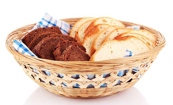 Bread in a basket isolated - Foto, imagen