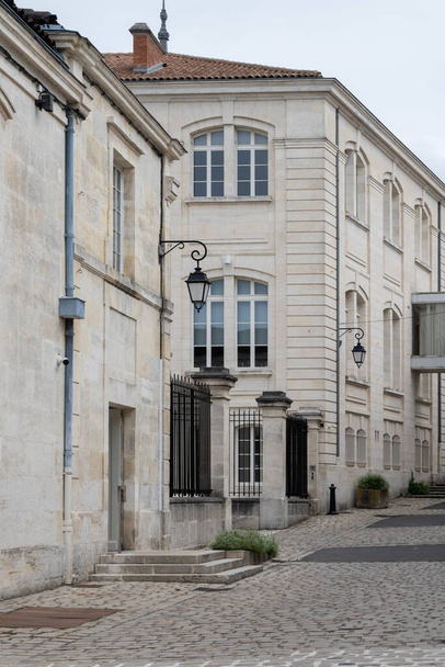 Θέα στους παλιούς δρόμους και τα σπίτια στην περιοχή του λευκού κρασιού κονιάκ, Charente περιοχή, με τα πόδια στην πόλη Κονιάκ με ισχυρή βιομηχανία απόσταξης οινοπνευματωδών ποτών, Grand Champagne, Γαλλία - Φωτογραφία, εικόνα