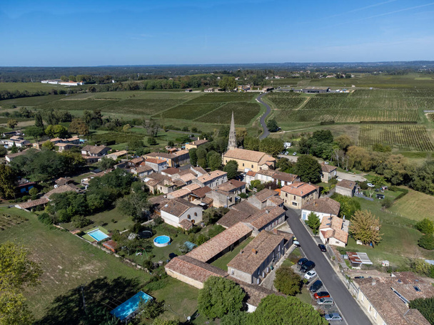 Widok z powietrza na wieś Sauternes i winnice, produkcji słodkiego deseru Sauternes wina z winogron Semillon dotkniętych Botrytis cinerea szlachetny zgnilizna, Bordeaux, Francja - Zdjęcie, obraz