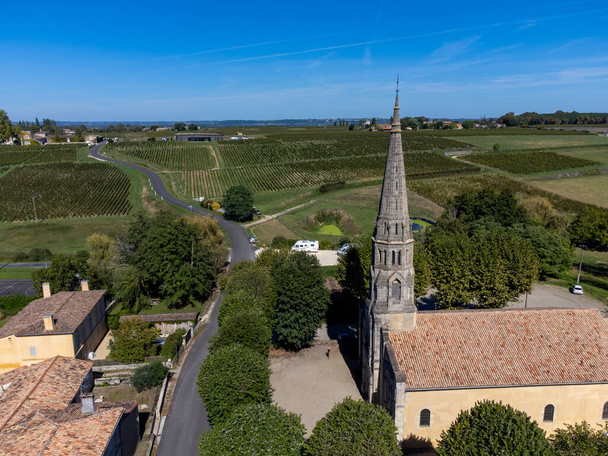 Вид с воздуха на деревню Заутерн и виноградники, изготовление сладкого десерта Sauternes вина из винограда Semillon пострадавших от Botrytis Cinerea благородного гниения, Бордо, Франция - Фото, изображение