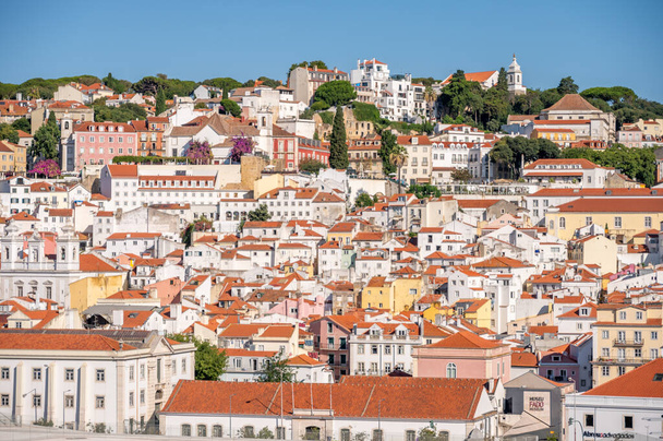 Lisboa, Portugal - 30 de julio de 2023: Hermosas vistas y arquitectura en la ciudad vieja de Lisboa. - Foto, imagen