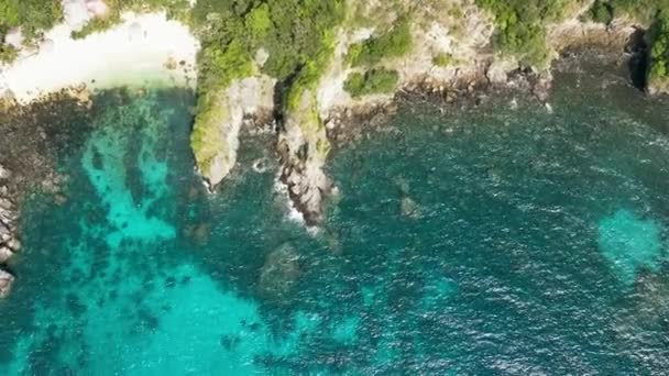 Воздушный дрон побережья с пляжем и коралловым рифом в тропиках. Остров Апо. Негрос, Филиппины. - Кадры, видео