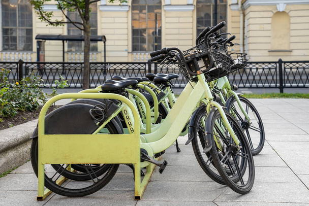 Parkoló kerékpárral, kerékpármegosztás, egészséges életmód, kerékpárkölcsönzés a városban mobilalkalmazással. Nyilvános biciklitároló. Automatizált állomások, ingyenes, nagyon olcsó hozzáférés az ökológiai közlekedéshez. - Fotó, kép