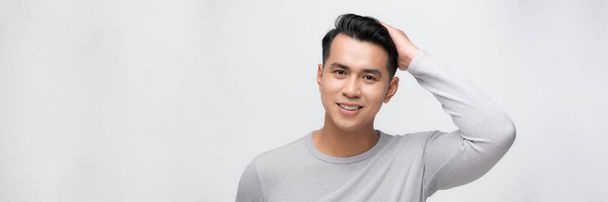 Giovane asiatico uomo isolato su sfondo bianco ridere - Foto, immagini
