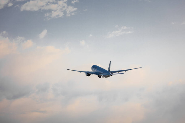 avión al atardecer saliendo del aeropuerto de Montreal - Foto, Imagen