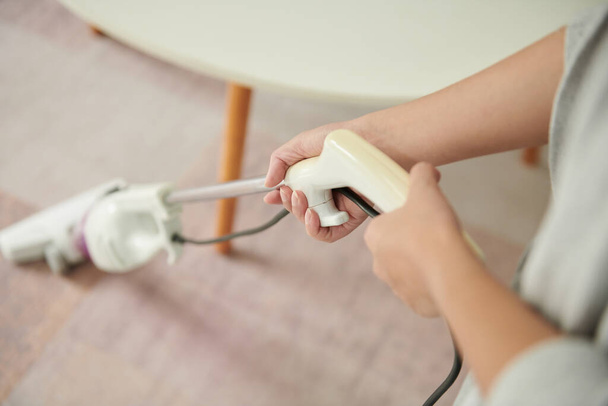 Nainen imurointi matto kotona, valikoiva keskittyä - Valokuva, kuva