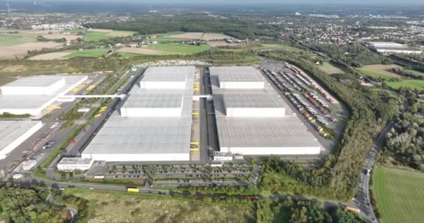Luftaufnahme eines großen Distributionszentrums in Dortmund. LKW, Versand, Lagerung und Lieferkette. - Filmmaterial, Video