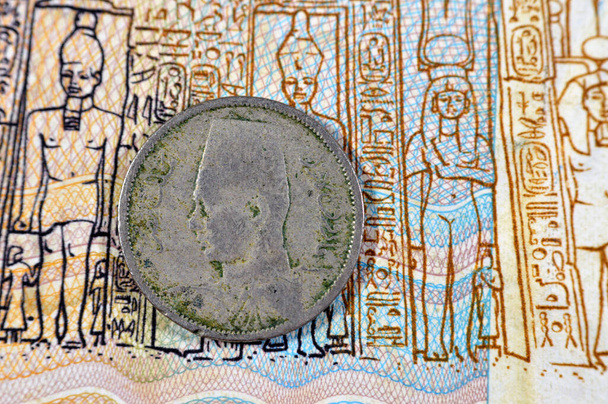 yuvarlak metal iki Mısır miliemes serisi 1938 AD 1357 AH Mısır Kralı I. Farouk 'un büstü ters tarafta ve ters tarafta ve tarihi Mısır krallığının tarihi parası - Fotoğraf, Görsel