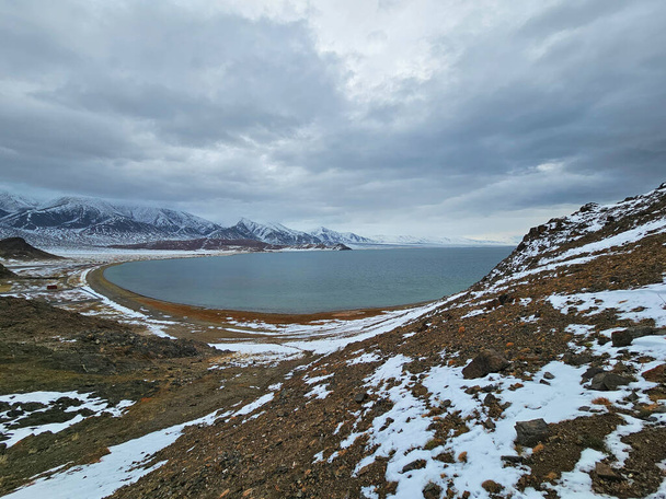 Grande lago Tolbo Nur em uma manhã nublada. Paisagens naturais da Mongólia perto do lago Tolbo-Nuur rodeado por montanhas e rochas no norte da Mongólia. - Foto, Imagem