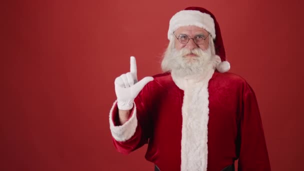 Средний снимок озорного Санта-Клауса в красном костюме и очках, считающих до пяти, стреляющего поппера с красочными конфетти, затем танцующего вокруг и пищащего. Шаблон, пространство для копирования - Кадры, видео