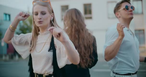 Jovens e mulheres que passam o tempo de lazer enquanto dançam na rua na cidade durante o fim de semana - Filmagem, Vídeo