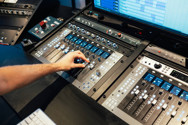 Gros plan d'une personne travaillant dans un studio d'enregistrement de musique - Photo, image