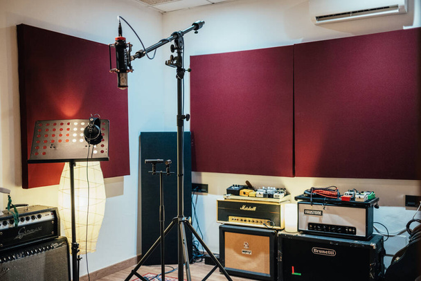 Espacio interior con herramientas en un estudio de grabación musical sin personas - Foto, imagen