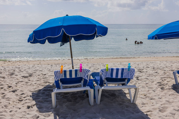 Bela vista do Oceano Atlântico na arenosa Praia de Miami com espreguiçadeiras azuis e guarda-sóis. Estados Unidos. - Foto, Imagem