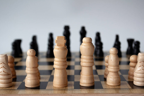 Batalha entre xadrez branco e preto num javali de xadrez. Conceito de estratégia e tática. - Foto, Imagem