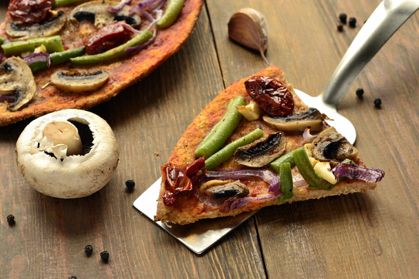 Pizza sieniä, aurinkokuivattuja tomaatteja, vihreitä papuja ja sipulia
 - Valokuva, kuva