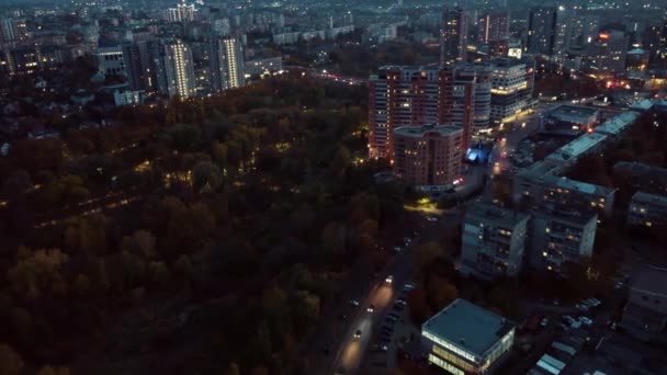 Légi rálátás a városi parkra és az utcákra megvilágítással. Botanikus kert és Kharkiv belvárosában. Lakóövezeti épületek és esti autóvezetés - Felvétel, videó