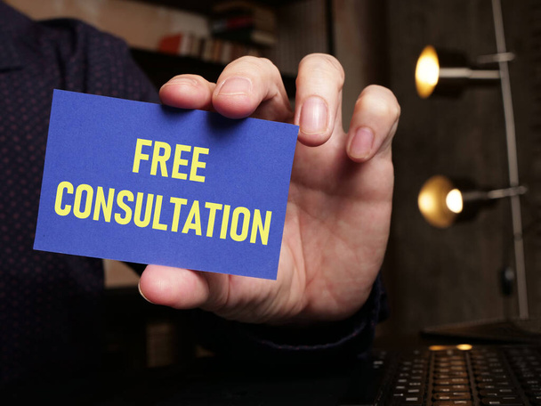 La consulta gratuita se muestra utilizando un texto en la tarjeta de visita - Foto, imagen