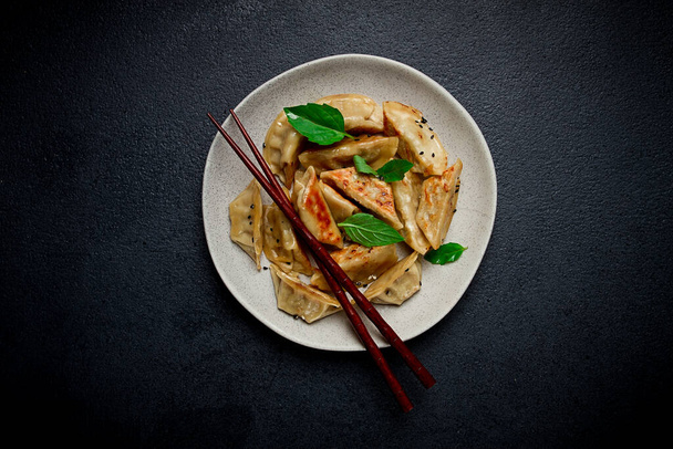 boulettes frites japonaises, gyoza, graines de sésame, vue sur le dessus, sans personne, - Photo, image