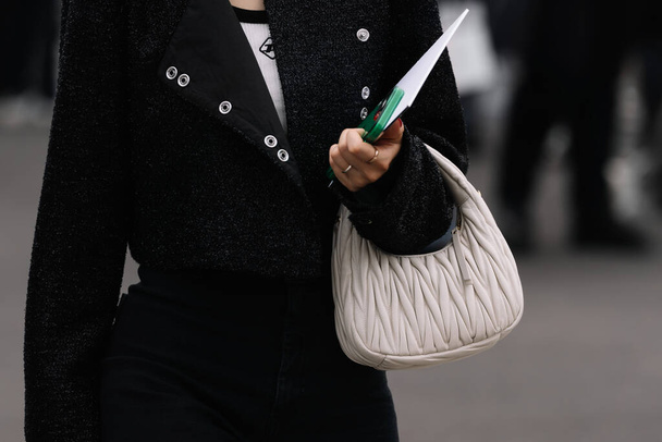 Milan, İtalya - 21 Eylül 2023: Miu Miu omuz çantası giyen modacı. Moda blogcusu kıyafet detayları, sokak tarzı - Fotoğraf, Görsel