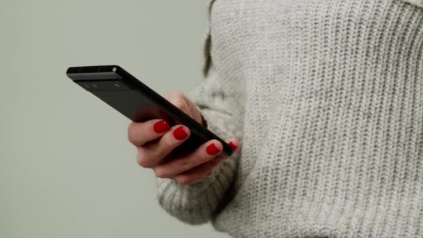 Een meisje gebruikt smartphone voor het bijhouden van belangrijke notities over studeren. Een jonge zakenvrouw is aan het chatten of berichten met een partner of ondergeschikte en geeft hen opdrachten of instructies voor het werk met - Video