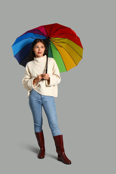 bela jovem ásia mulher com guarda-chuva no cinza fundo - Foto, Imagem