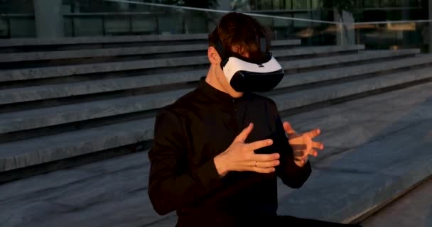 Ενθουσιασμένη χιλιετή φορώντας γυαλιά εικονικής πραγματικότητας VR headset. Όμορφος άνθρωπος. Ψηφιακό σύμπαν. Καινοτομία. Υψηλής ποιότητας 4k πλάνα - Πλάνα, βίντεο