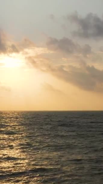 Goldener Himmel über dem Meer und Spiegelung bei Sonnenuntergang. - Filmmaterial, Video