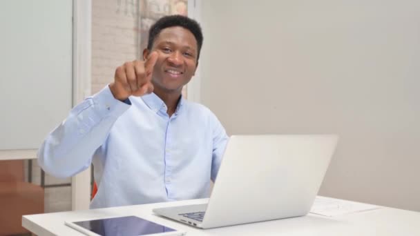 Imprenditore africano che punta alla macchina fotografica in ufficio - Filmati, video