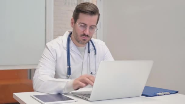 Middle Aged Doctor Working on Laptop - Metraje, vídeo