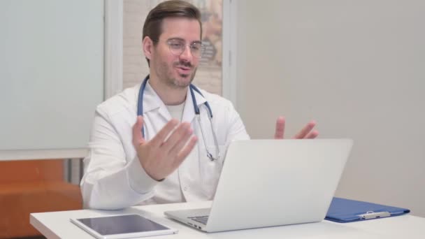 Online Video Chat by Doctor in Clinic - Imágenes, Vídeo