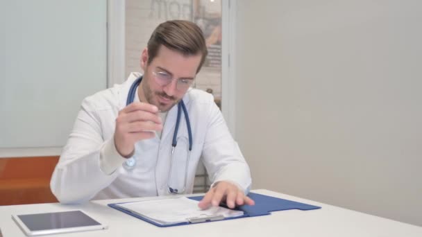 Γιατρός Γράφοντας μια θεραπεία στην κλινική - Πλάνα, βίντεο
