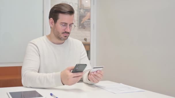 Izgalmas fiatalember Élvezi az online vásárlást okostelefonon - Felvétel, videó