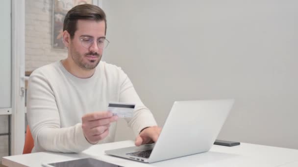 Hombre de mediana edad molesto con problemas de compras en línea en el ordenador portátil - Metraje, vídeo