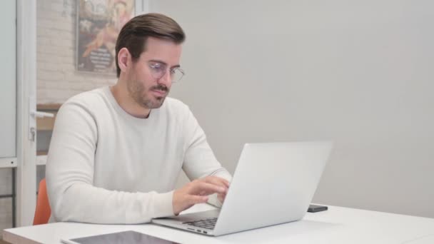 Gefrustreerde middelbare leeftijd Man van streek tijdens het werken op laptop - Video
