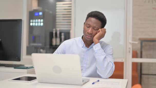 Väsynyt Afrikkalainen Liikemies nukkuu virassa - Materiaali, video