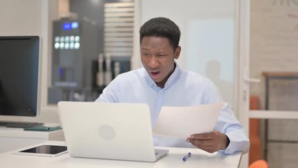 Homme d'affaires africain se sentant bouleversé par le contrat au travail - Séquence, vidéo