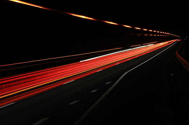 Faixas coloridas de luz na estrada
 - Foto, Imagem