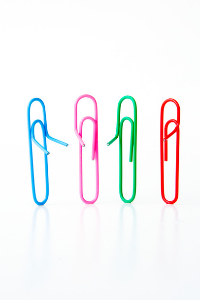 Variété de trombones colorés sur fond blanc : concept family talk together
 - Photo, image