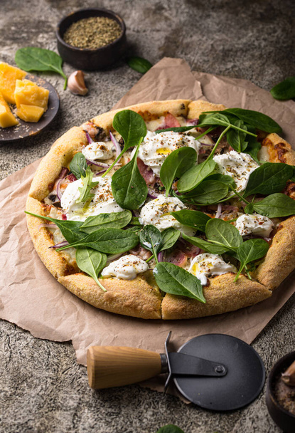 Итальянская пицца с бурратой из мягкого сыра или моцареллой и травами - Фото, изображение