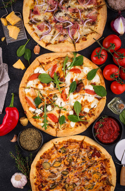 Surtido de varios tipos de pizza italiana con tocino, carne de pollo, queso blando y tomate - Foto, imagen