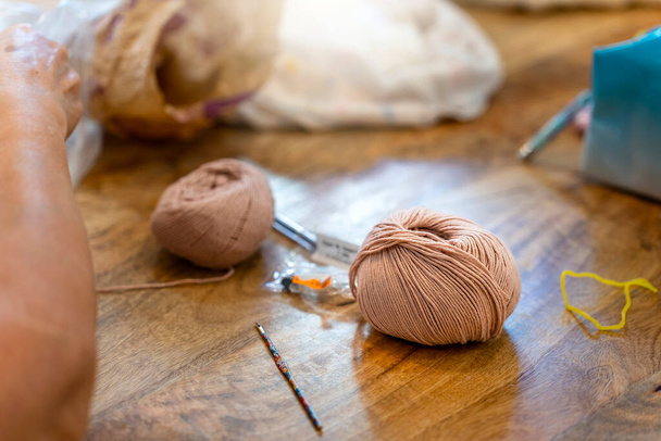 Crochet Club. Primer plano de una madeja de lana para tejer. - Foto, imagen