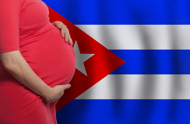 Кубинская беременная женщина на фоне флага Кубы - Фото, изображение