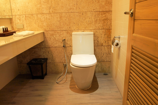 Κλειστό μπάνιο σε κίτρινο φως - Φωτογραφία, εικόνα