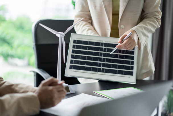 Alternatieve energie milieu zakenmensen uitleggen zonnepanelen van de macht toekomstige project. - Foto, afbeelding