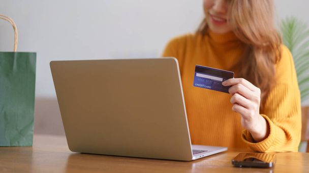 Munka otthonról koncepció, Businesswoman gépelés hitelkártya adatok laptop vásárlás online. - Fotó, kép