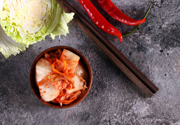ζυμωμένο κορεάτικο kimchi λάχανο σε ένα ξύλινο μπολ - Φωτογραφία, εικόνα