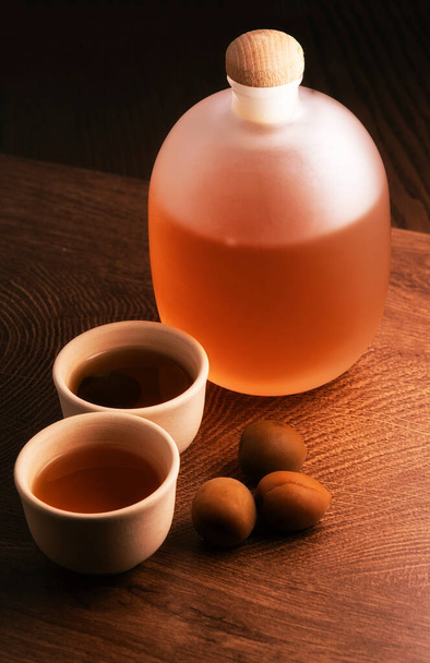 Valmiit juomaan japanilainen tyyli luumu fermentoitu viina. - Valokuva, kuva