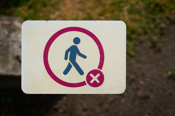 Almanya 'da bir parkta çayırın önünde izinsiz giriş yok.                                - Fotoğraf, Görsel