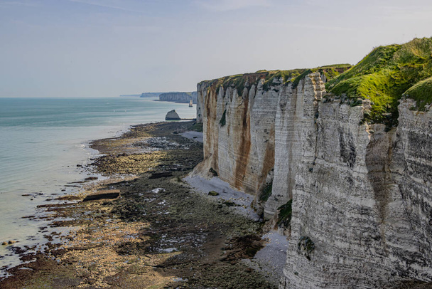 Fransa 'nın Normandiya kıyısındaki yüksek uçurumlar - Fotoğraf, Görsel